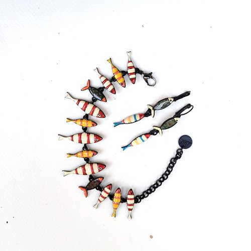Une parure citadine boucles d'oreille et bracelet, breloques poissons en émail ... : "le clan sardines"