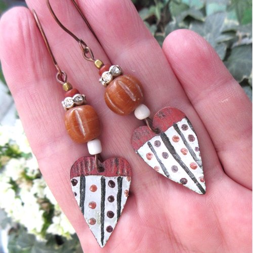 Des boucles d'oreille tribales charmantes , élégantes, uniques avec les coeurs en émail artisanal : "un autre possible"