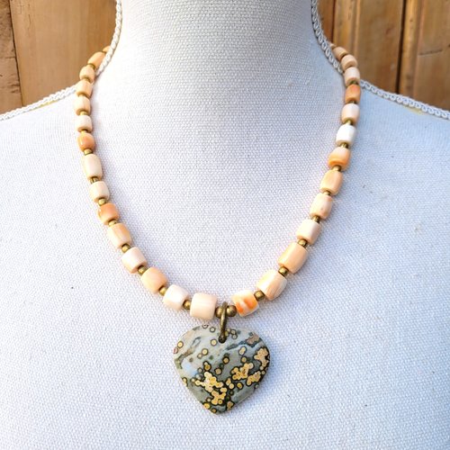 Un collier de style tribal primitif , perles en corail blanc, pendentif coeur en jaspe océan : "eclats préservés"