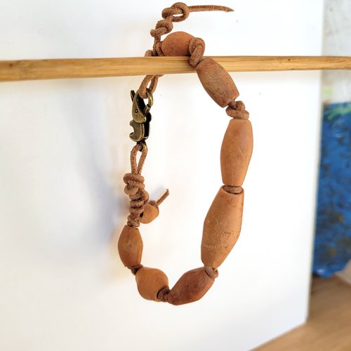 Un bracelet ethnique unisexe nature et minimaliste avec superbes perles en céramique ancienne d'afrique : "la bohême féminine" .....