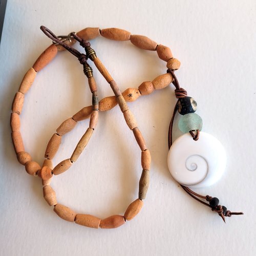 Collier éclectique, tribal rustique, primitif avec pendentif porte bonheur oeil ste lucie et verre de collection: "la bohême féminine" ..