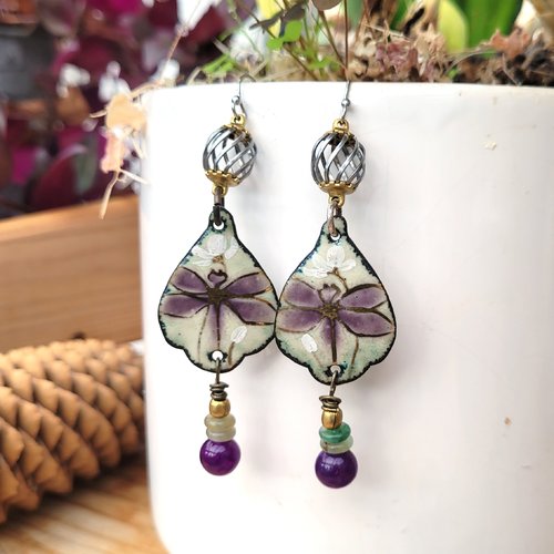 Splendides breloques émail artisanal libellule pour ces boucles d'oreille romantiques : "au pays des libellules"