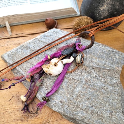 Un long collier grigris gypsy shabby ; superbe composition rustique, bohémian .. : "clé de sol"  !!!!