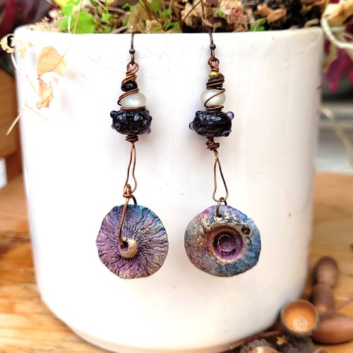 Des boucles d'oreille pimpantes asymétriques avec porcelaines d'artisan... : "ilôts d'amitiés"