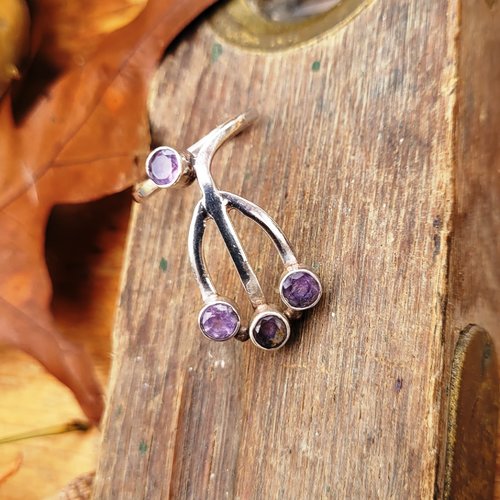 Cadeau pour elle, du côté vintage : une bague spéciale argent massif 925  avec 4 superbes cabochons améthyste !!!!