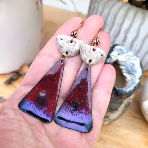 Des boucles d'oreille romantiques, côté nature avec pioupious céramique et émail artisans: "secrets de jardin"