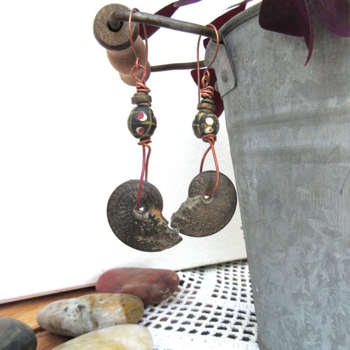 L 'ame des contours  .....: des boucles d'oreille nomades natures avec des fossiles d'ammonite