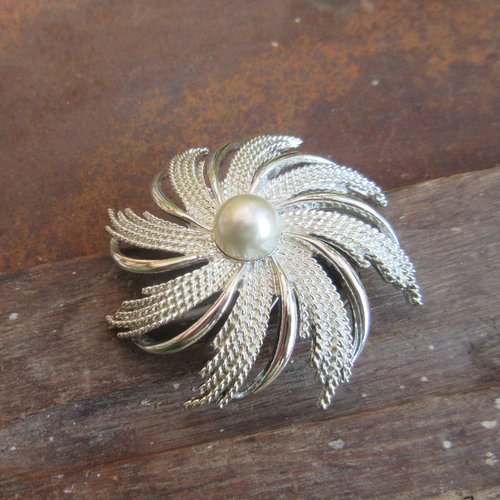 Magnifique broche argentée en forme de fleur ,signée sarah cov,rétro collection, canada pour le côté vintage !!