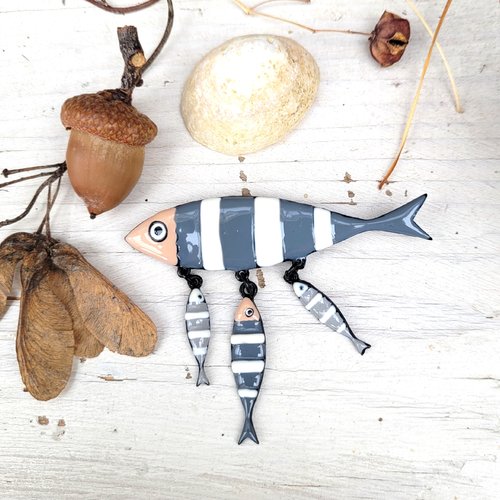 Une broche rigolote avec breloques poissons en émail... : "la clique sardines"