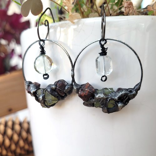 Quel beau cadeau pour une femme que ces superbes boucles d'oreille créoles expressives étain avec pierres fines !! : "carrousels de vie"