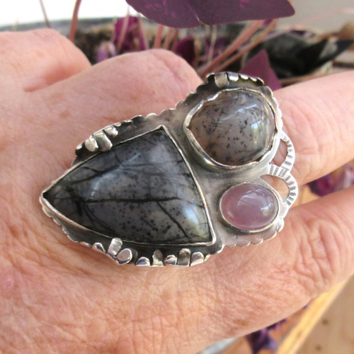Une incroyable bague en argent 925 , avec 3 cabochons agate montana, picasso jaspe et améthyste  ... pour le côté vintage !!!!