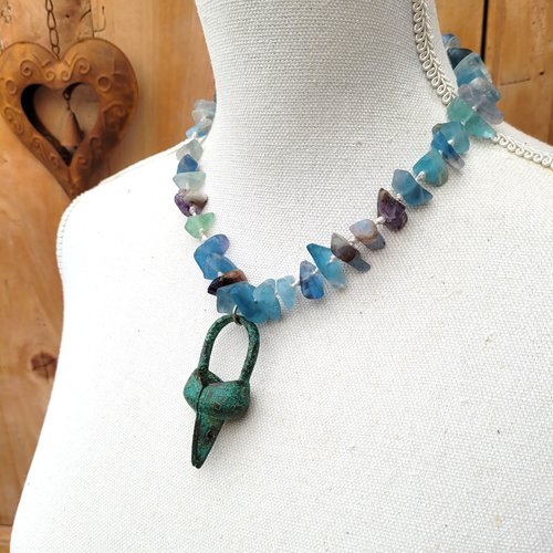 Un collier "grigri" unisexe avec pierre brute en fluorite et pendentif ancienne bague djenné-mali: "silence des passions" ....