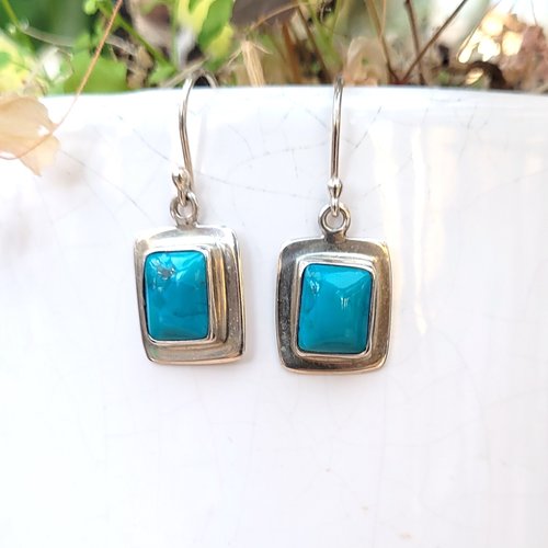 Des boucles d'oreille tribales avec superbes rares cabochons en turquoise sleeping beauty et argent 925 : "pures confidences"