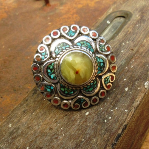 Une bague ethnique tibétaine, argent massif 925 avec turquoise, ambre jaune, corail ..... pour le côté vintage !!!