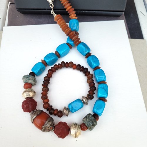 Une parure ethnique collier et bracelet avec turquoise , perles verre hébron bleu, corail argent  : "parfums d'ivresse"