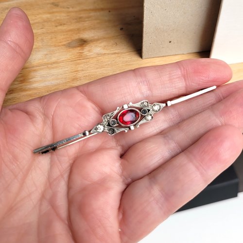 Une broche plaqué argent 925 aux éclats naturels avec cette superbe pierre fine quartz rubis !! : "sagesse du temps"