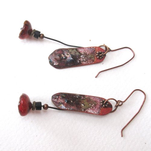 Des boucles d'oreille tribales, primitives, avec plaques artisanales cuivre émaillé  ... : "spirales de fées"