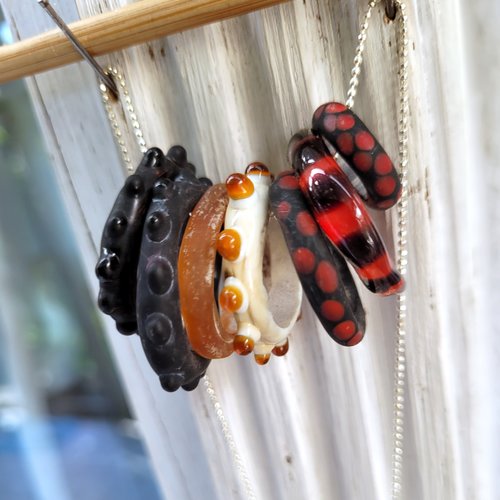 Un collier minimaliste et romantique, unisexe avec bagues en verre d'artiste ...: "subtil equilibre"