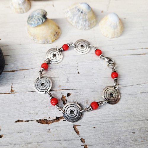 Un bracelet unisexe ,inspiration tribale berbère, en vieil argent et perles corail: "capteurs de rêveries" ....