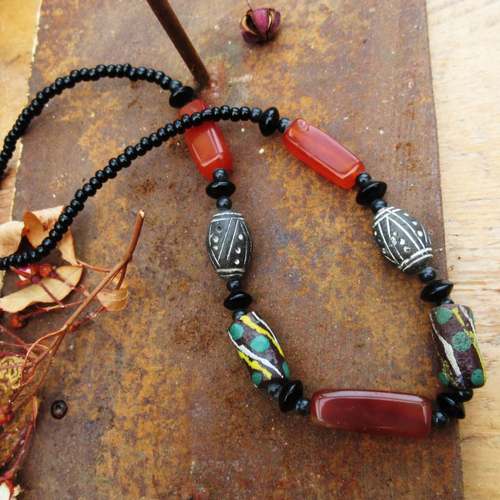 Un collier de style africain avec perles en ancienne cornaline : "retour de savane"
