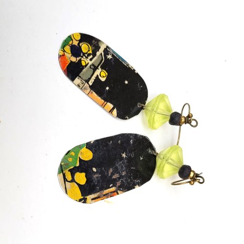 Des boucles d’oreille  boho style rétro avec breloques métal récupération, perles anciennes vaseline : "reflets de voyages"