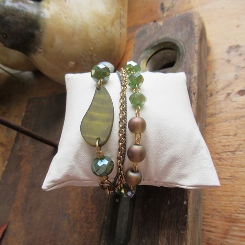 Un prix sympathique pour ce bracelet chic 4 rangs avec perles en verre et résine  ....