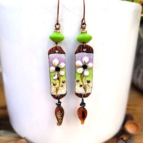 Des boucles d'oreille romantiques, poétiques avec breloques émail artisanal; lampworks : "tendres rêveries"