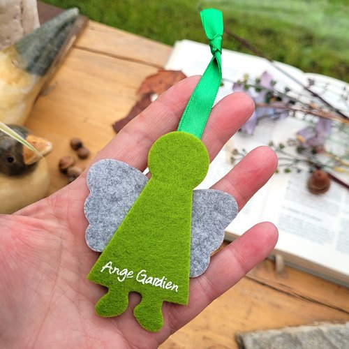 Un pendentif ... ou un bijou de sac ..... petit protecteur, cadeau maman en feutrine..... : "ange gardien"