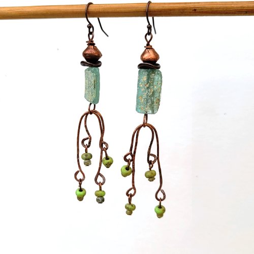 Des boucles d'oreille tribales avec tube verre époque romane .... : "les larmes de pluie"
