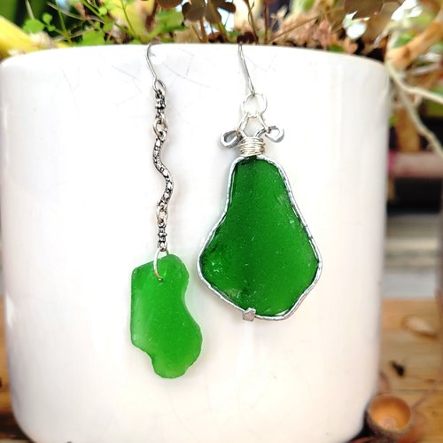 Boucles d'oreille essentielles chics asymétriques, citadines avec galets verre des plages de la mer et verre vitrail  :  "conter fleurette"