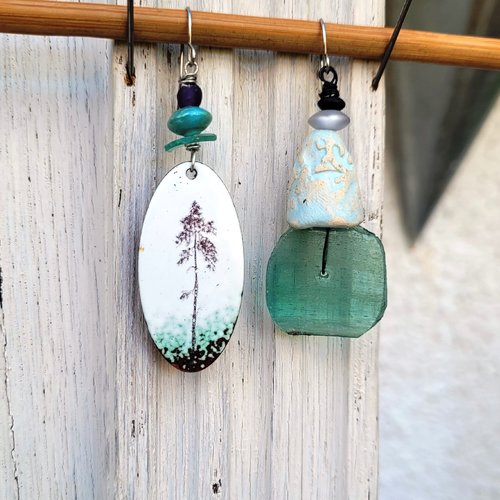 Des boucles d'oreille boho chics asymétriques avec breloque émail, clochette céramique artiste  !!!!!! :  "conter fleurette"