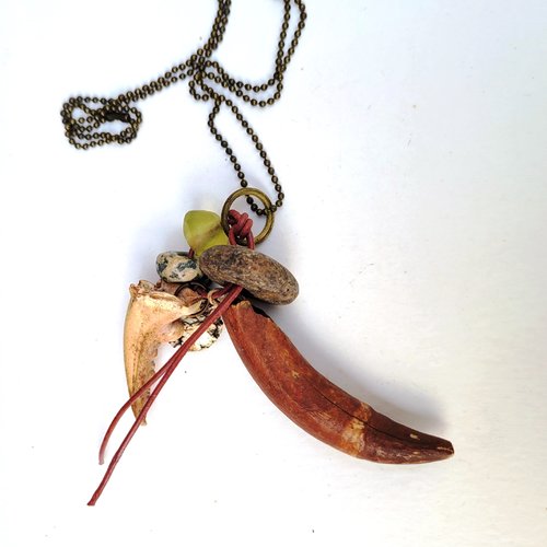 Pour dames ou messieurs, un sautoir grigris avec dent de chacal ... : "parfums d'afrique et d'ailleurs !!!!! "