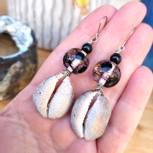 Splendides boucles d'oreilles avec coquillages d'indonésie et perles en verre d'artisan ...: "croisée des lumières "