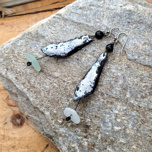 Boucles d'oreille romantiques originales breloques étain artisanales, galets verre : "rythmes de la terre"....