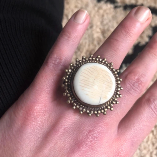Côté vintage : une bague ajustable en argent massif 925 avec un splendide cabochon losange en agate dendritique ....