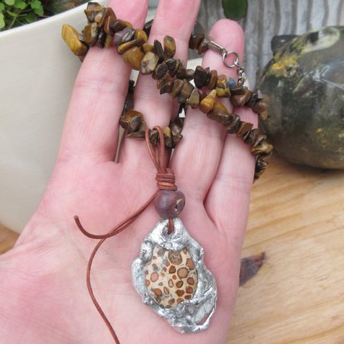 Un collier chic avec perles oeil de tigre et pendentif oolite dans étain !!! : "une turbulente nature"