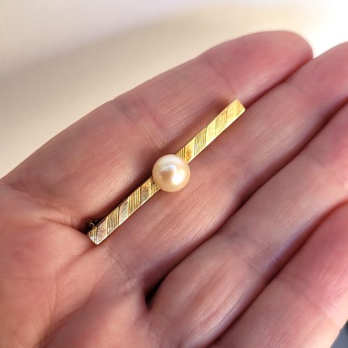 Magnifique broche en or 18 carats et sa perle fine pour le côté vintage ..