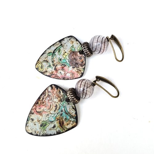 Des boucles d’oreille  boho style rétro avec breloques métal récupération, perles verre soufflé main : "muse printanière"