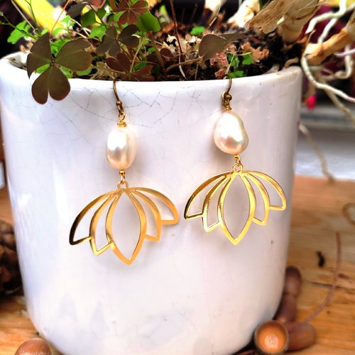 Des boucles d'oreille aériennes, minimalistes, classes avec perle fine baroque !!!: "poussières de lune"