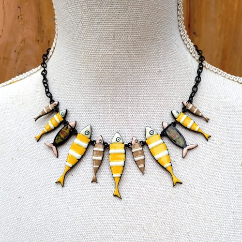 Un collier vintage lol avec breloques poissons en émail, pour la fête des mères  ... : "la famille sardines jaunes"