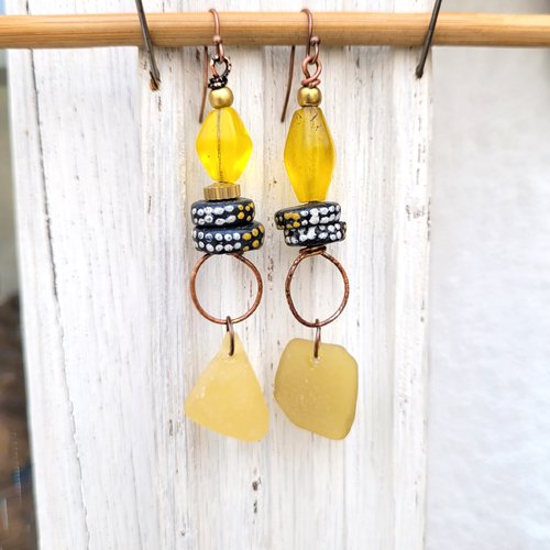 Des boucles d'oreille romantiques, nomades et natures avec perles rares en vaseline jaune du mali ...: "tendresse douceur"