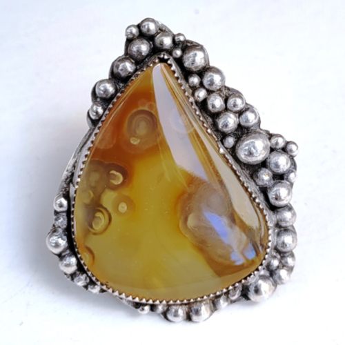 Une imposante bague argent massif 925 , taille 59 ; avec un splendide cabochon agate  ....
