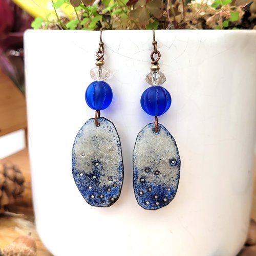 Des boucles d'oreille romantiques, nomades natures avec breloques émail et perles rares en vaseline du mali ....."la muse estivale"