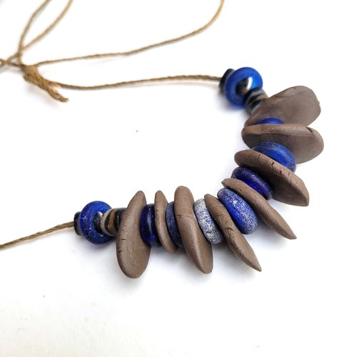 Un collier tribal avec céramiques artisanales, anneaux verre ancien : "parenthèses de lumière"
