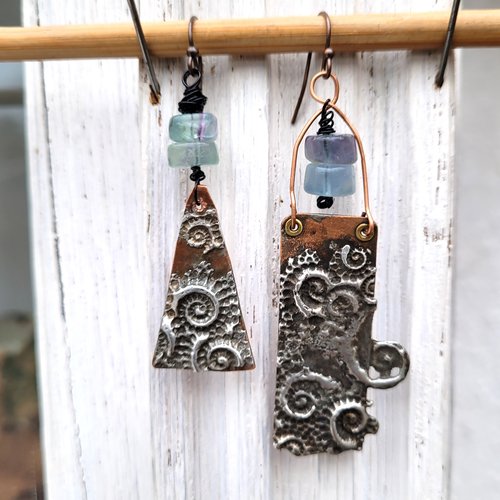 Boucles d'oreille asymétriques, nomades avec perles fluorite et breloques étain style incas : "complainte du printemps"