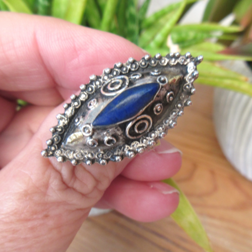 Une ancienne bague orientale en argent massif 925 , reflets laiton avec cabochon ancienne lapis lazuli pour le côté vintage ..