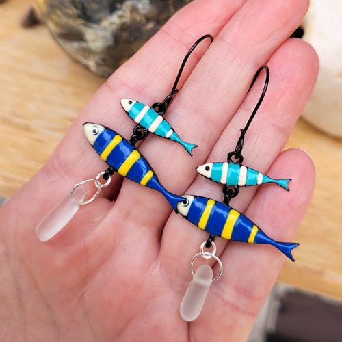 Boucles d'oreille breloques poissons en émail et galets verre de la mer ... : "sardines dans l'eau"