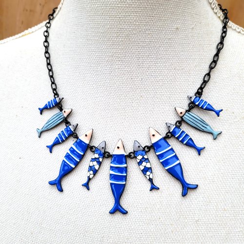Un collier vintage lol avec breloques poissons en émail, pour les fêtes à venir  ... : "clan des sardines"