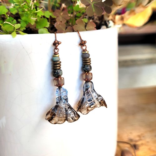 Des boucles d'oreille baroques avec perles artisanales lampwork verre headpins : "ballet aérien"