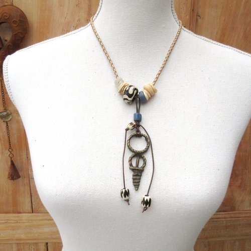 Parcours mystérieux pour ce collier ethnique avec talisman amulette vieux lobi africain laiton ...